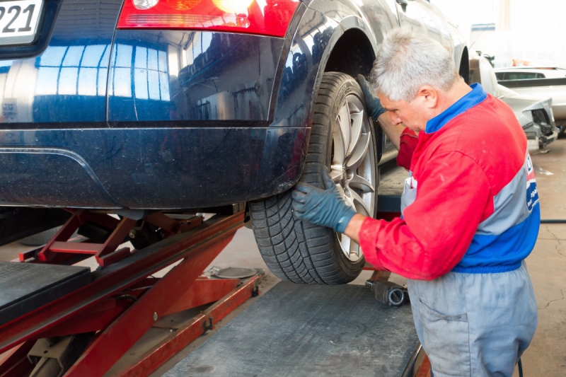 vitrine-SAUZE-min_auto_repair_repair_lift_auto_mechanic_work_clothes_master_professional_man_of_the_fold-685629