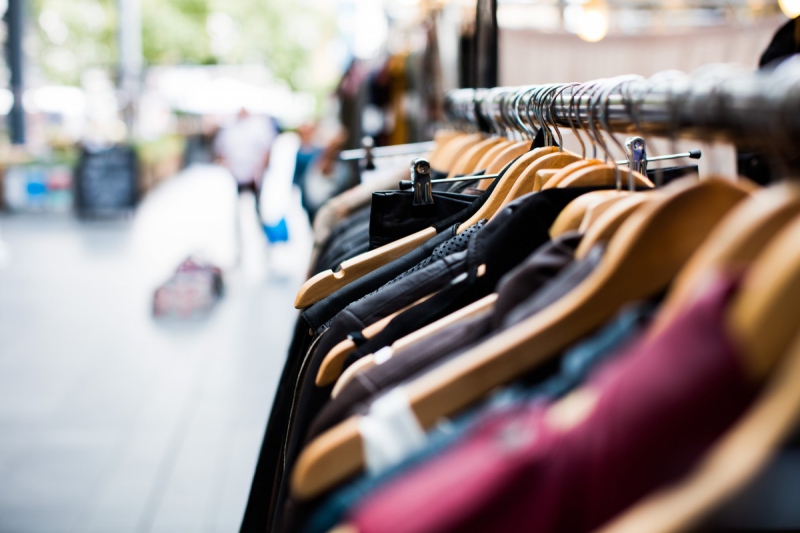 vitrine-SAUZE-min_blur_close_up_focus_hanger_jacket_market_people_rack-1176303