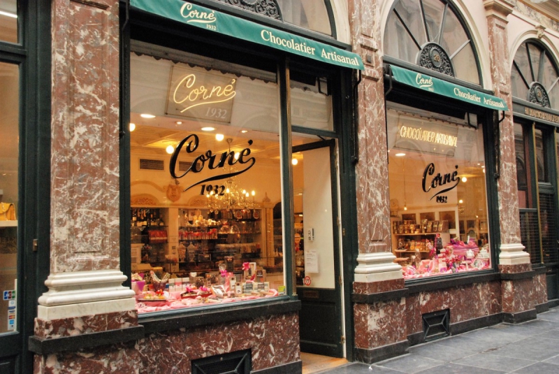 vitrine-SAUZE-min_chocolate_chocolaterie_shop_luxury_chic_gallery_brussels_belgium-558146