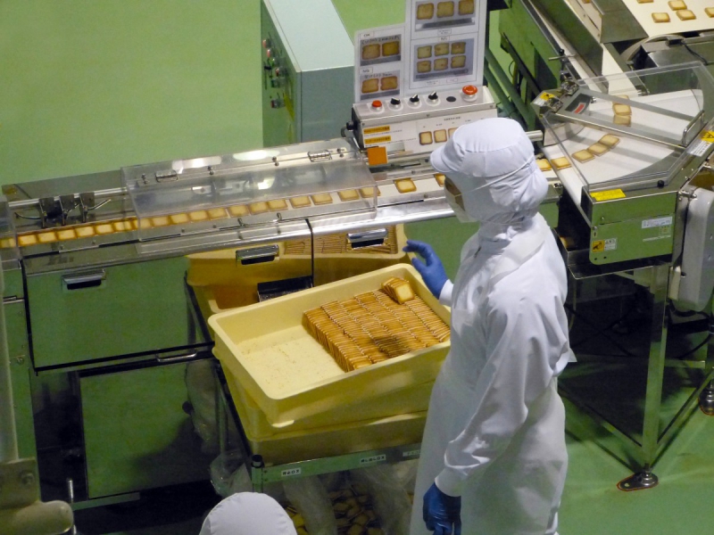vitrine-SAUZE-min_japan_sapporo_chocolate_factory_label_packaging_cookie_machine_operator-961505