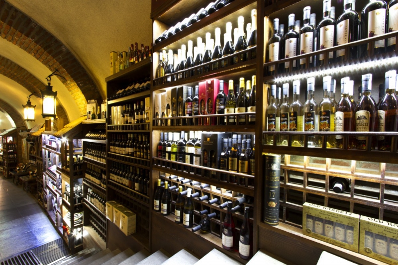vitrine-SAUZE-min_world_street_travel_shop_canon_georgia_wine_bottles-429767